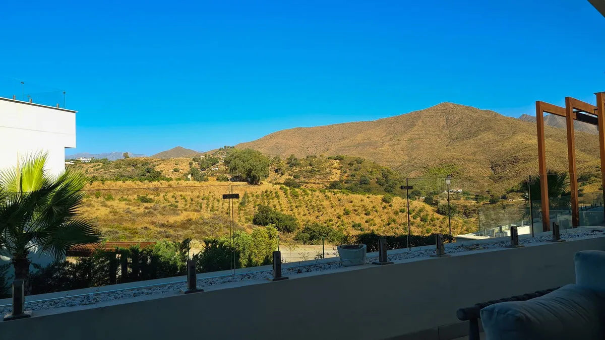 94329ef9-cd51-44f8-9a90-baf02515fbba