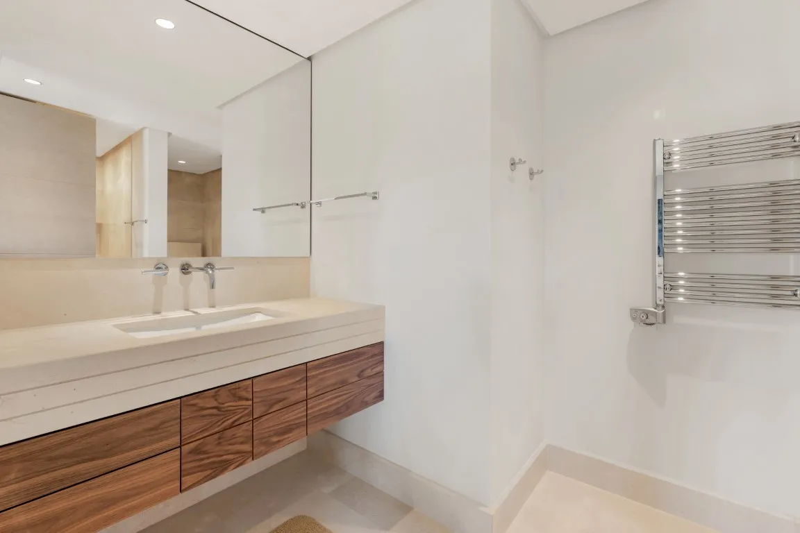 6e40984e-a111-46f6-9176-6eac86f76ac1