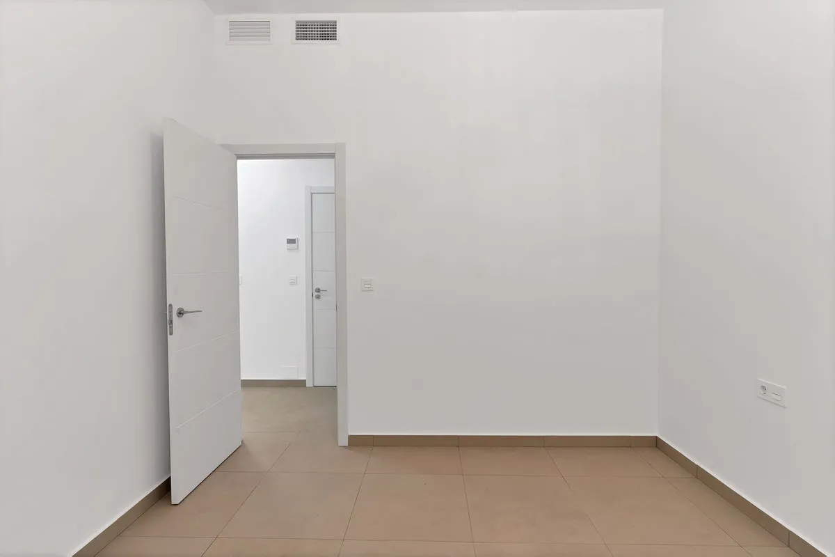 31bf553f-6c48-42e8-8521-7de370ea6c81