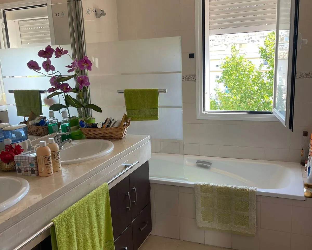 aacc2bd7-e6e1-4039-9b00-fa4c426b3f9a