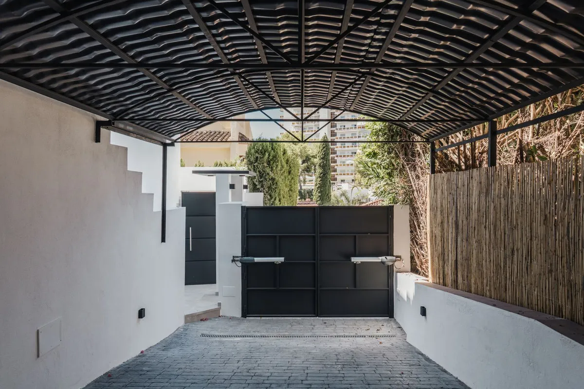 c12956e8-d928-4e0b-b31e-635963d14483