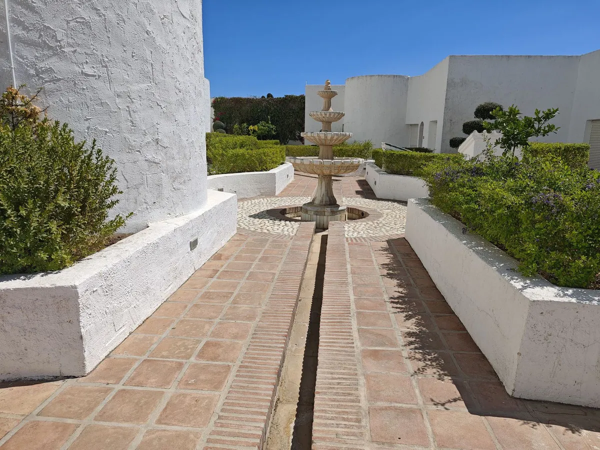 39ef7fec-c8c0-4088-a1ea-31aef2fc8a18