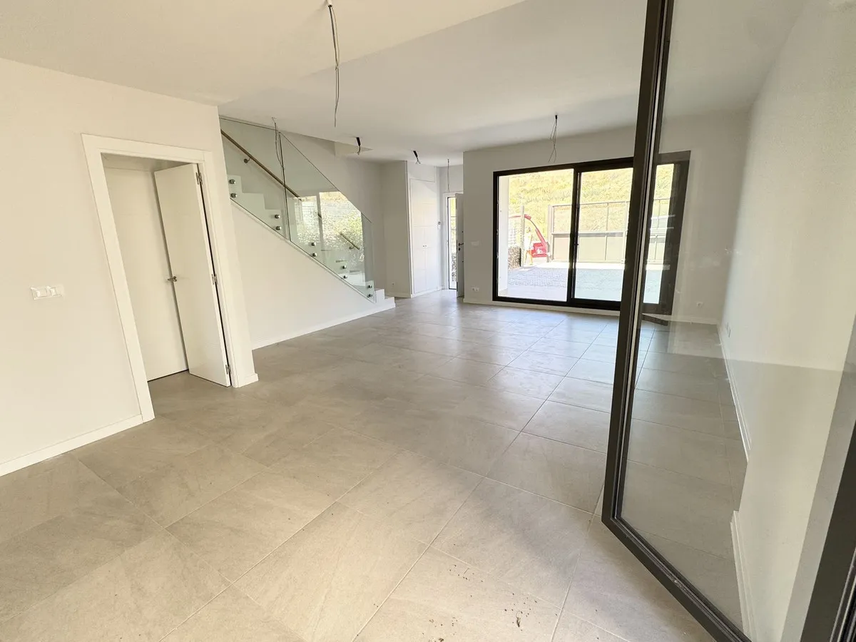 02f4738c-c7b8-442a-b3bf-4538f7e8442c