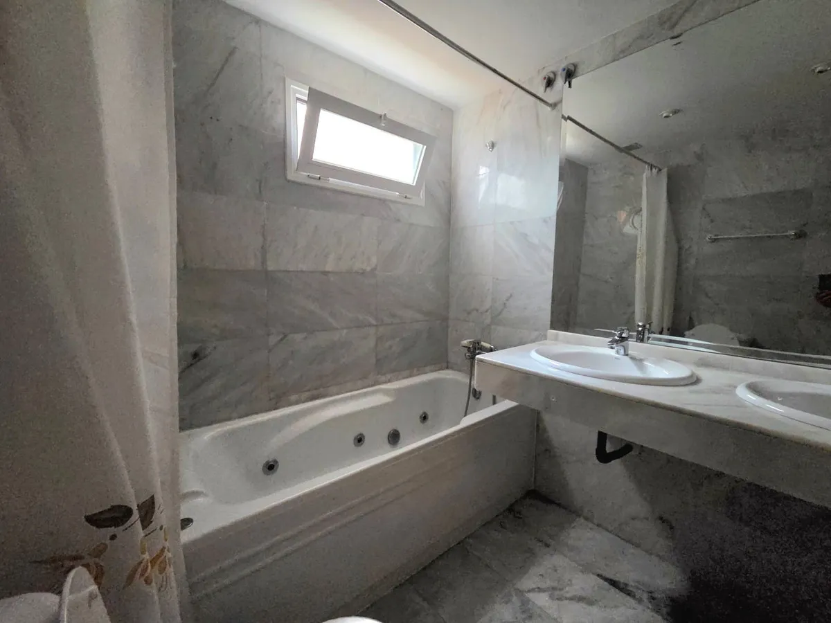 8cda610c-0bd0-424a-bdca-c7a8a420c61f