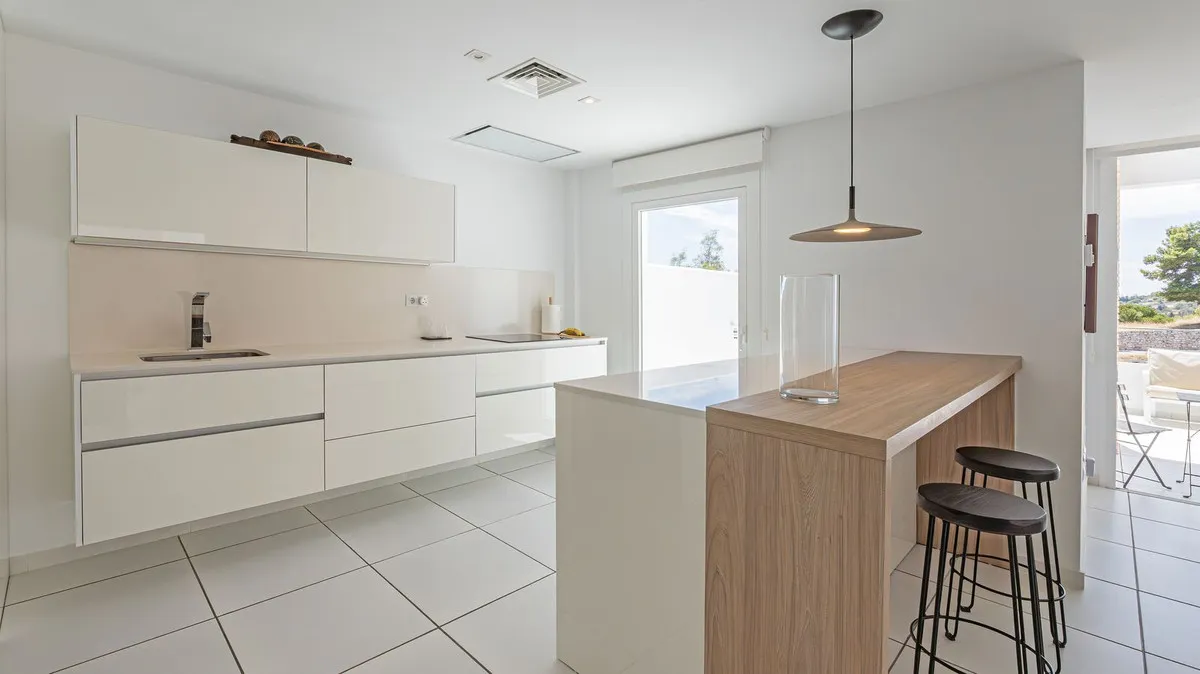 1ba6fb26-fbc3-4674-ba98-42e9b33e760f