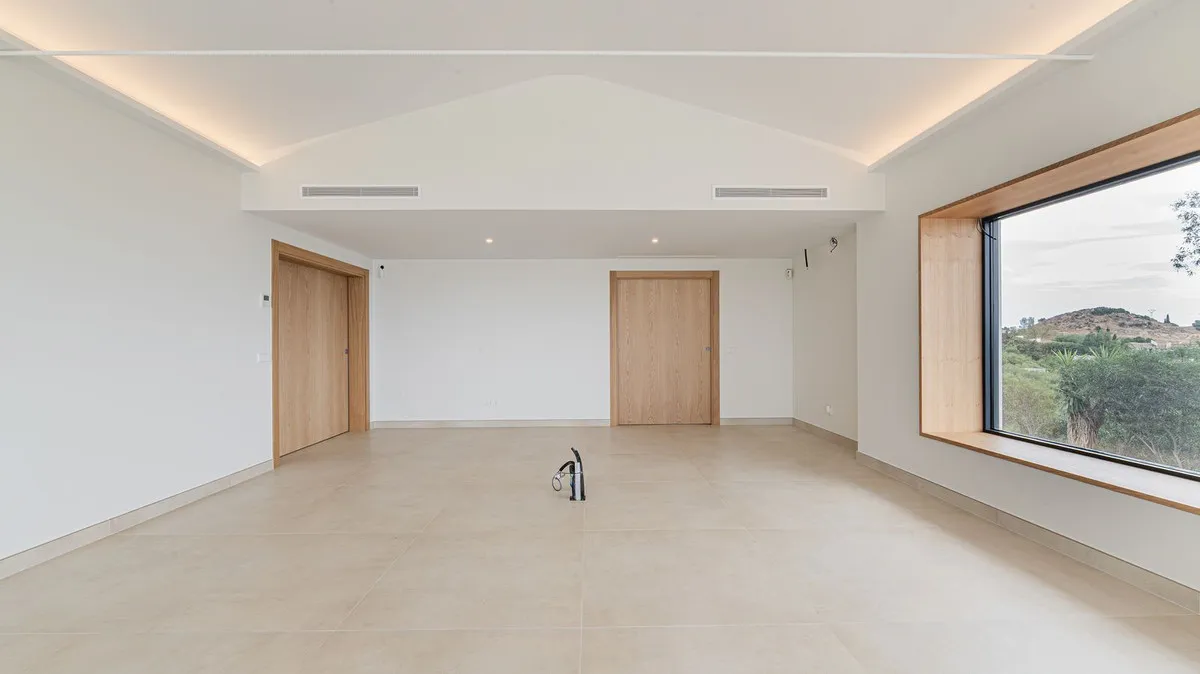 5f351726-99de-44b8-8a9b-5f17ae47d4eb