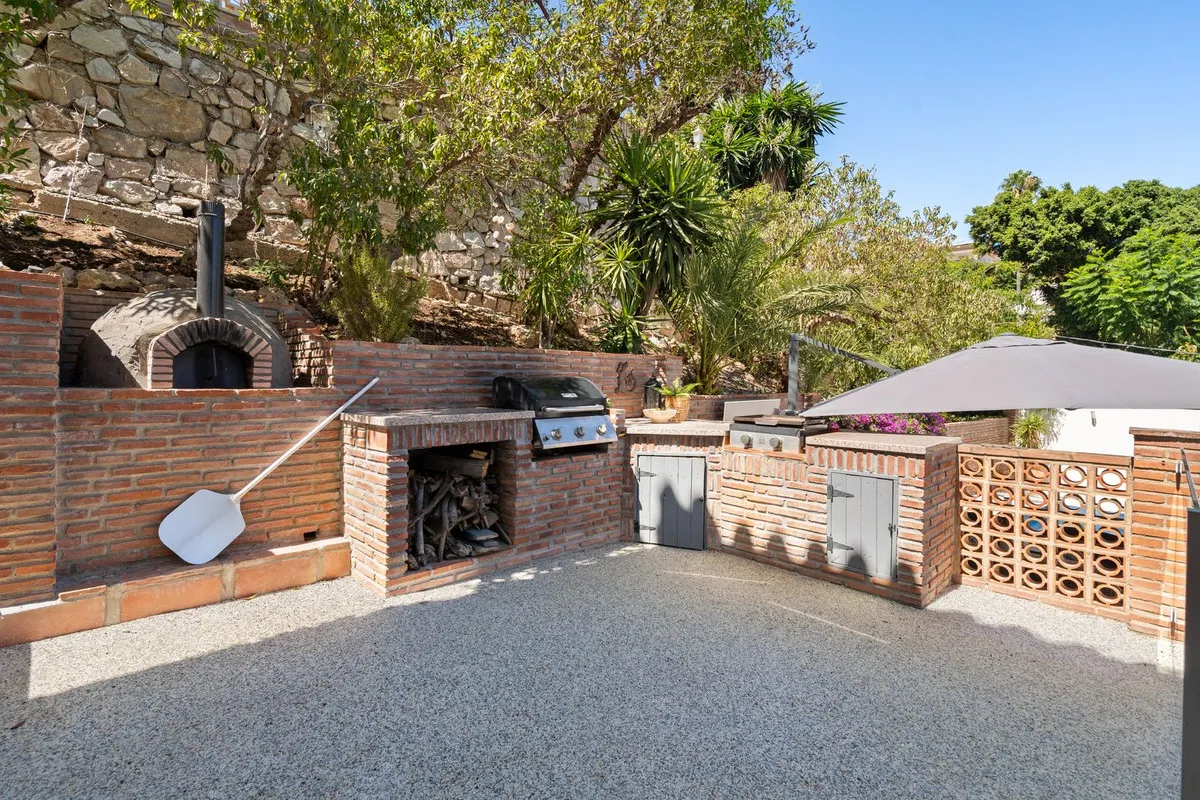 f93b03f0-615c-4b60-851d-06c7a7c79078