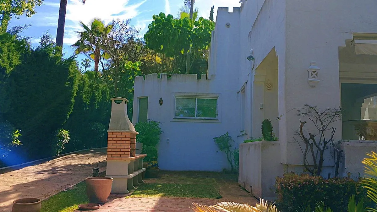 c3b81fe6-bb24-4f8c-bd77-dc783ca64074