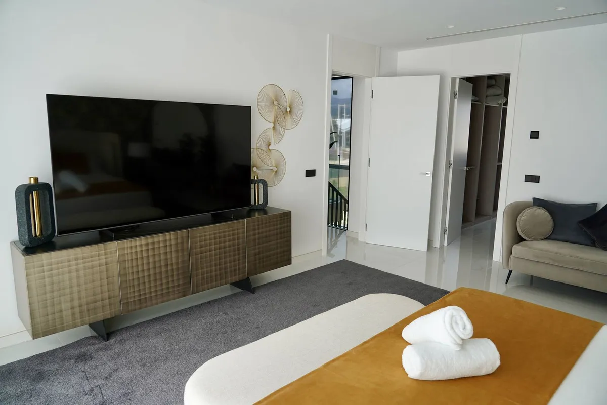 1c0619ef-b9f7-401d-93a3-c6c3cadde4b7