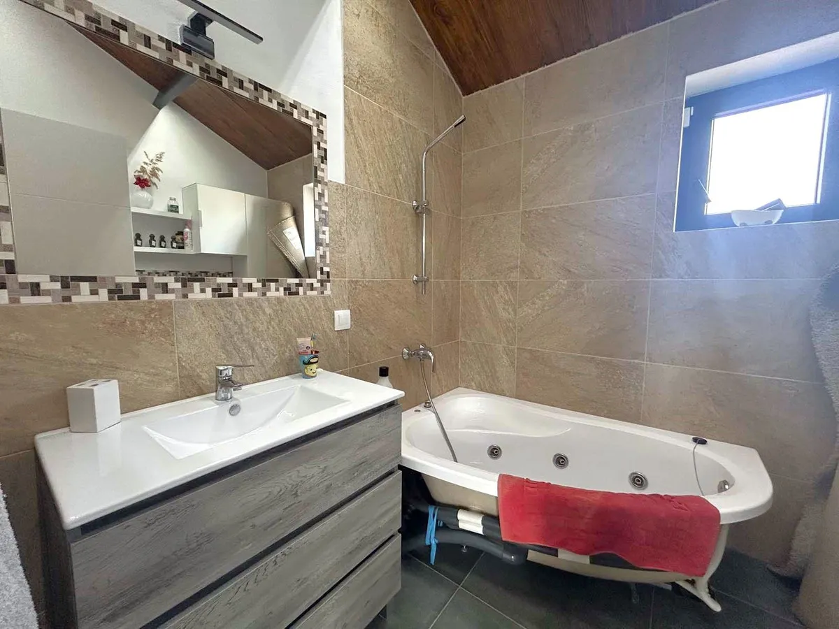 f0a1f0b8-b535-427d-ae43-50b2591f5d82