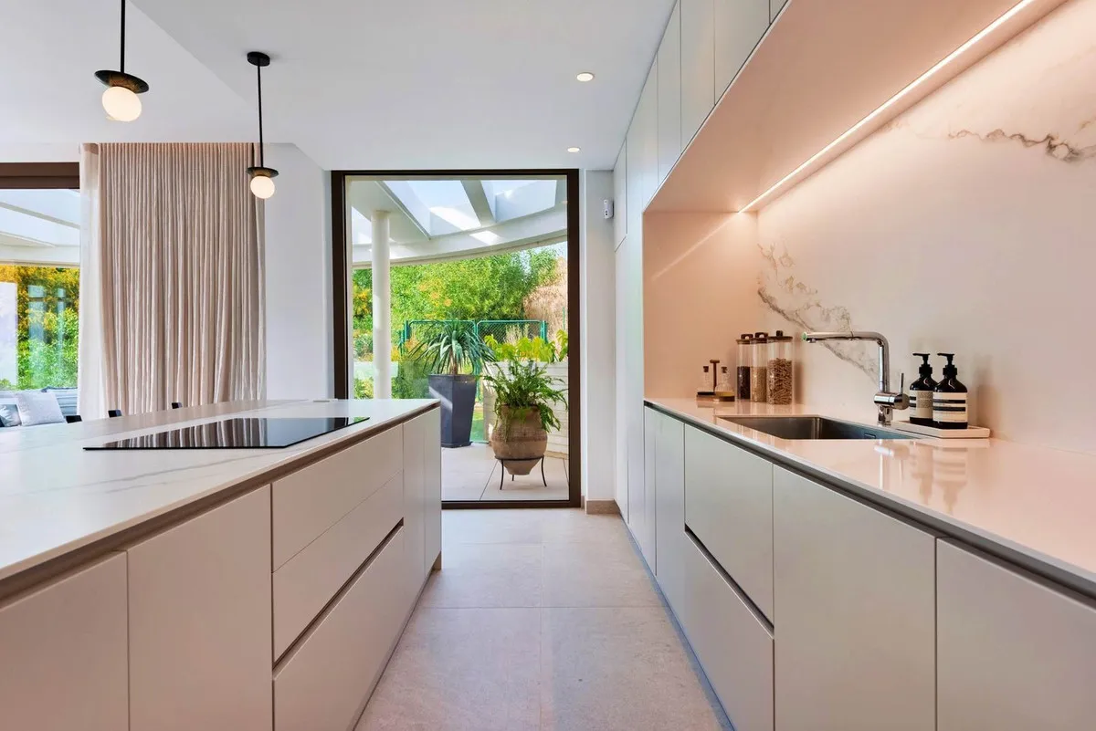 43fca721-942f-45b7-aa81-00554eccab96