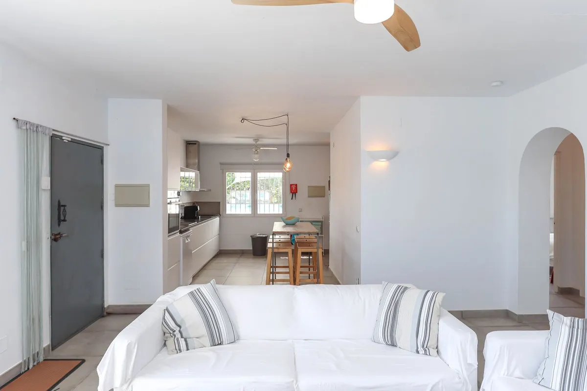 e744f4ab-2267-465e-b140-42f92d83e368