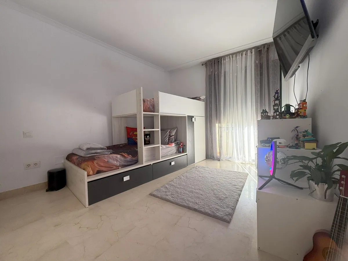 b7d581a4-9f76-4749-b07d-3d2a0531a23b