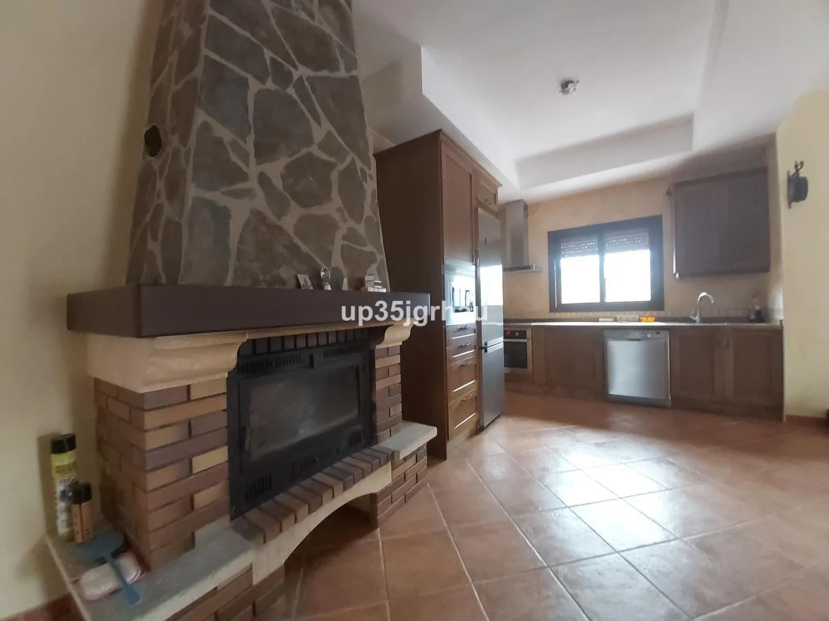 594d1fff-15be-4222-bc91-389ca9bb85b9