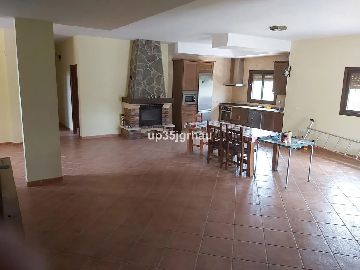 fbc08093-6a7e-41e6-bb57-f0f61f159c5a