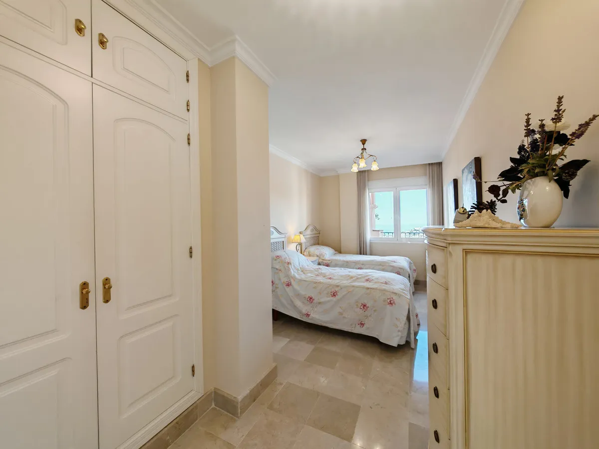 3745a069-2df8-40b0-b293-0fa701133620