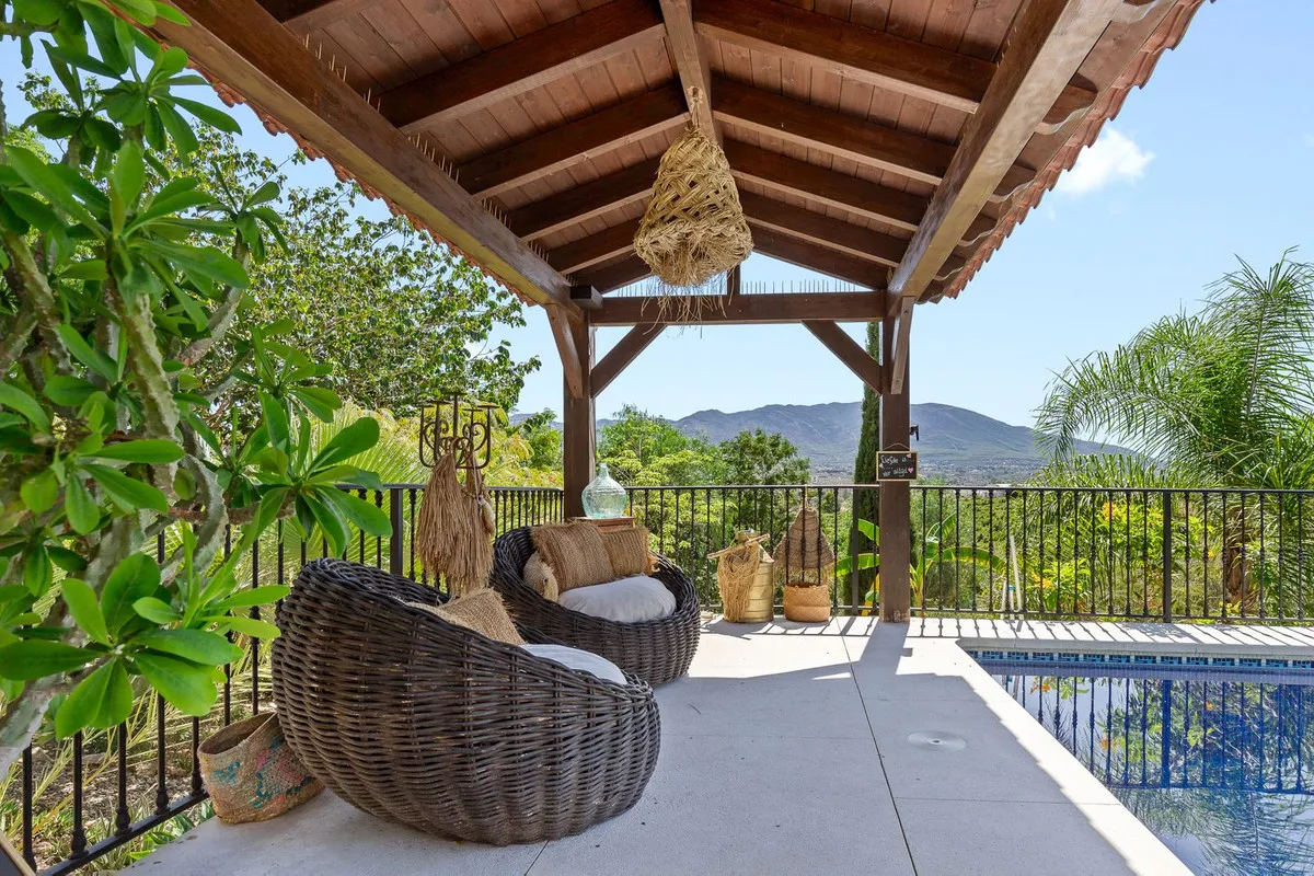 8e053eb5-97d4-4d50-963e-e1bc8d663f40