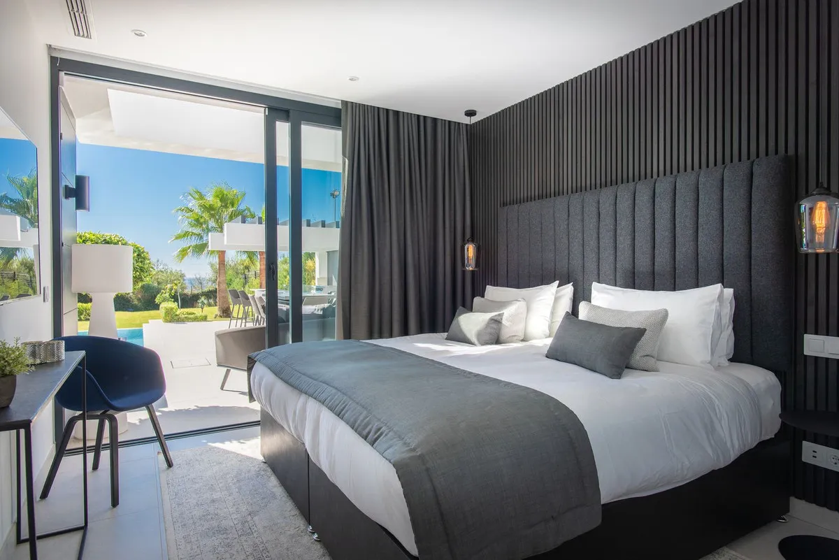 215d6aa8-1546-40f4-80a6-79196c9d44fd