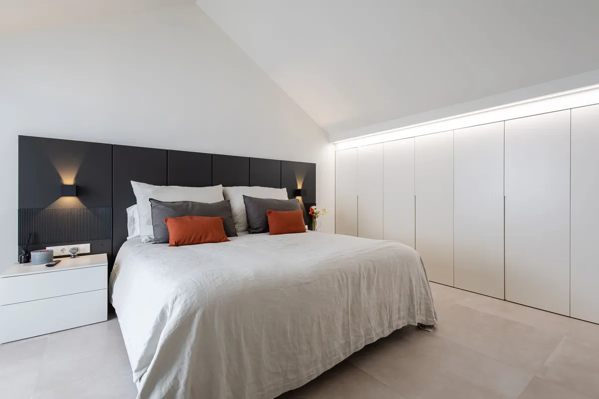 1ec9b575-8000-4a41-aef5-69b023884a9d