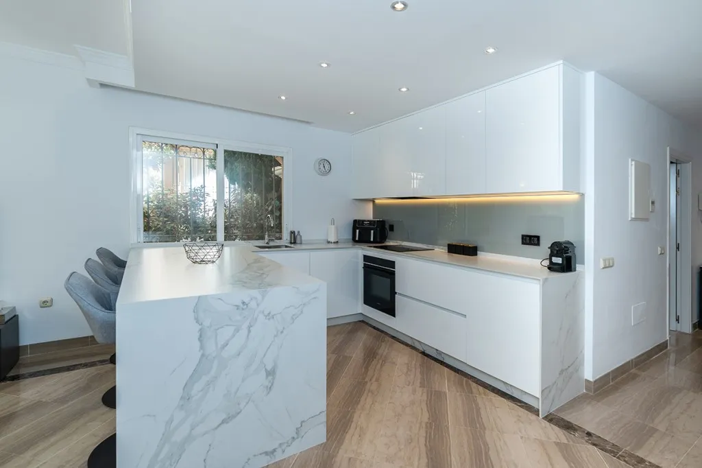 b65874f8-6229-4cbe-9471-1d419c13bfae