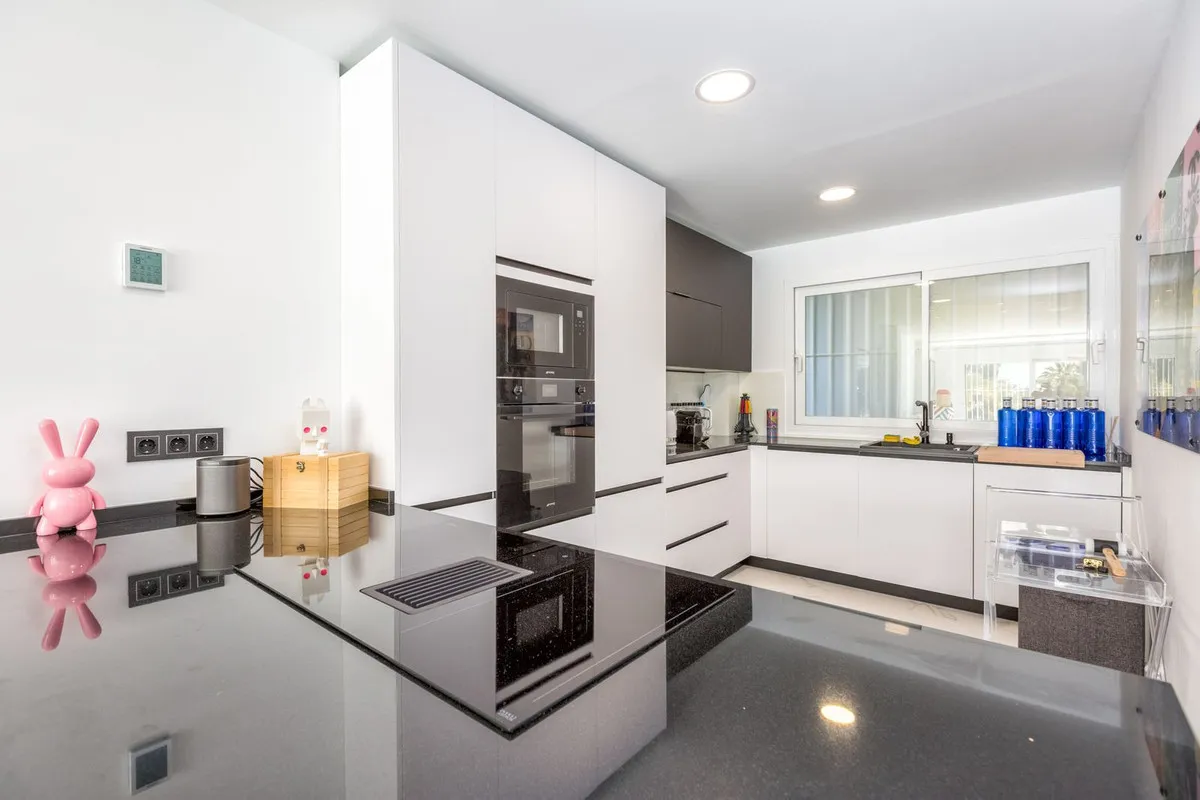 a19744e6-4b55-47d4-8a1b-06f908a3fef1