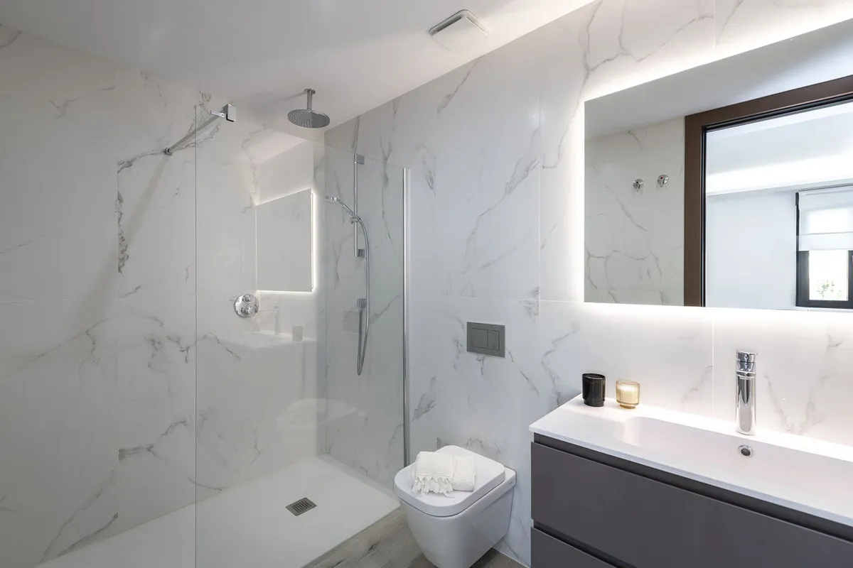 04066003-6ccc-4302-95af-8b8be6411023