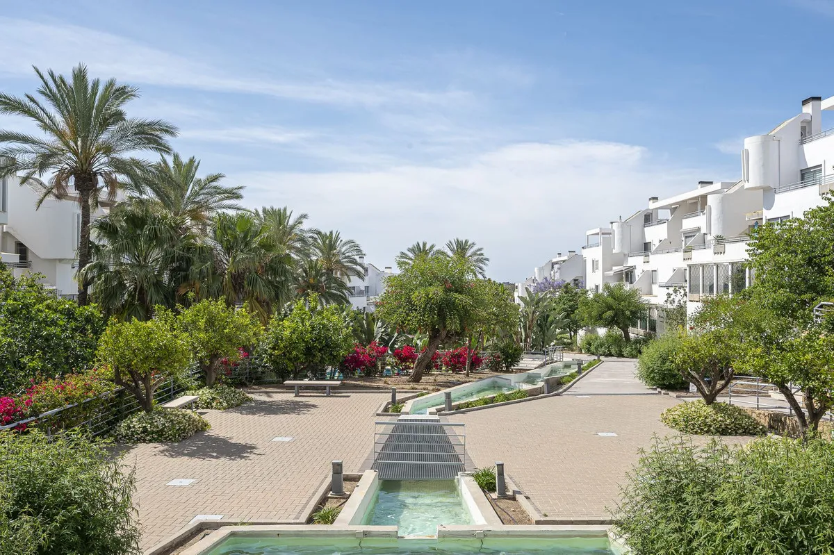 def55a10-774e-4e27-80cb-2f0c157c5afb