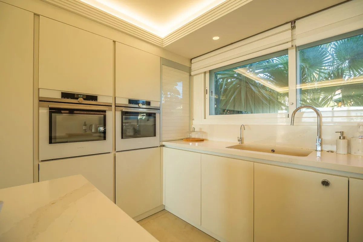 2b116eaa-c4a8-49c9-be23-757436583b45