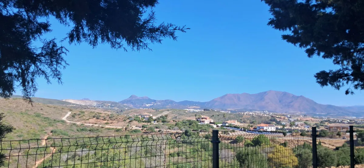 Serene 2-Bed Apartment with Terrace & Sea Views in La Duquesa