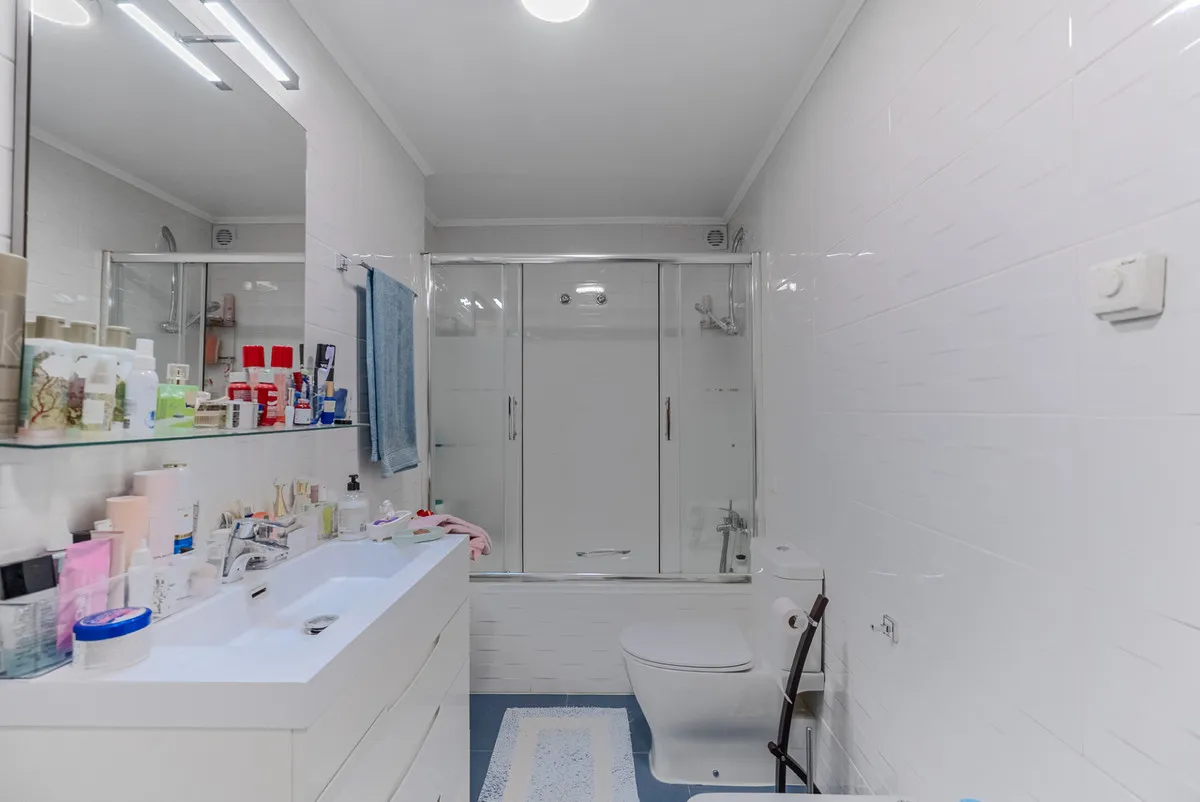 e6f26330-c6a5-4051-8097-fdb83d60fc3f