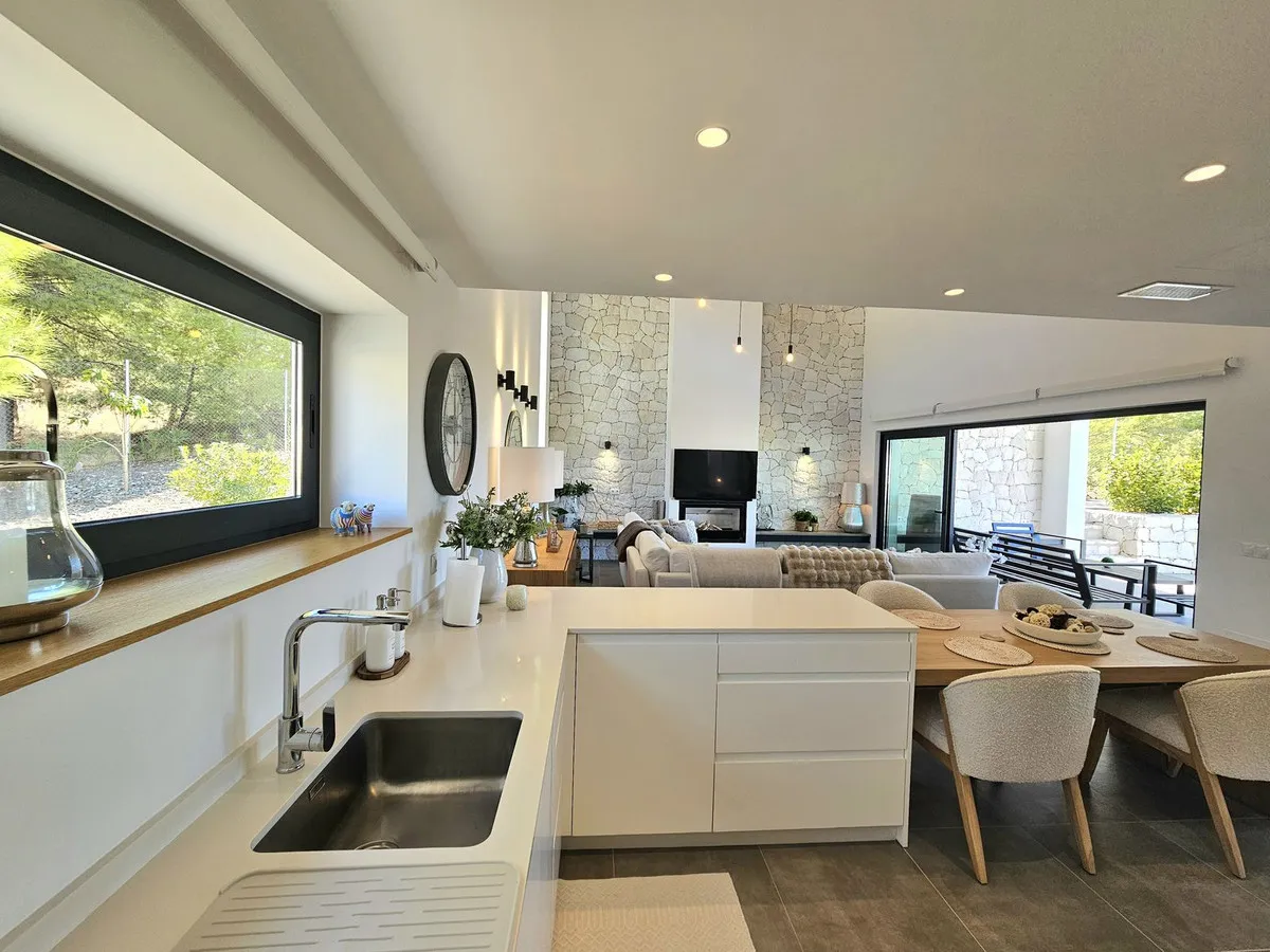 a10b749c-33af-4a20-ab2d-eaeda1b2b9ce