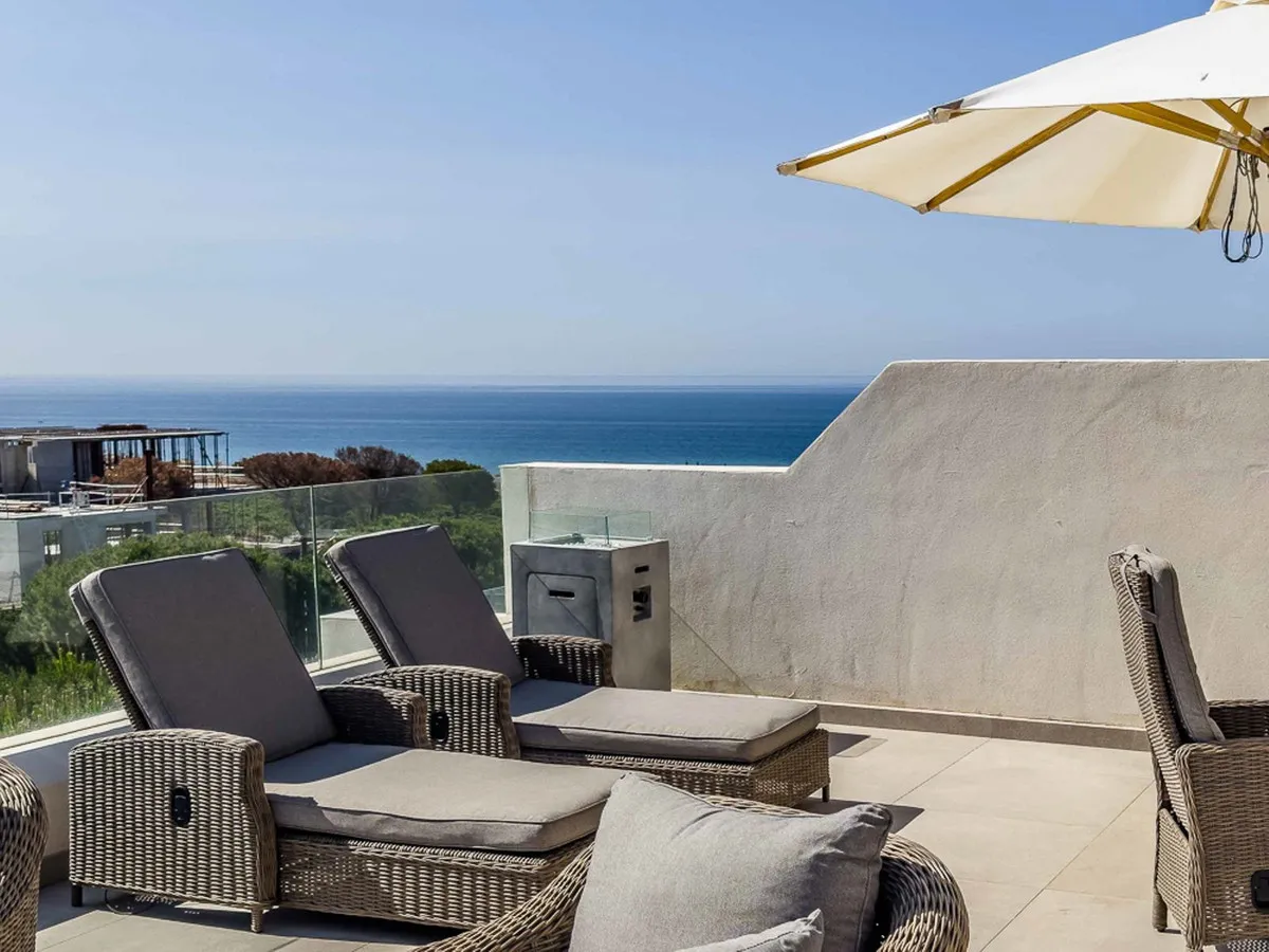 b6e339f8-5a4b-498d-bbc7-39f2adbca3cf