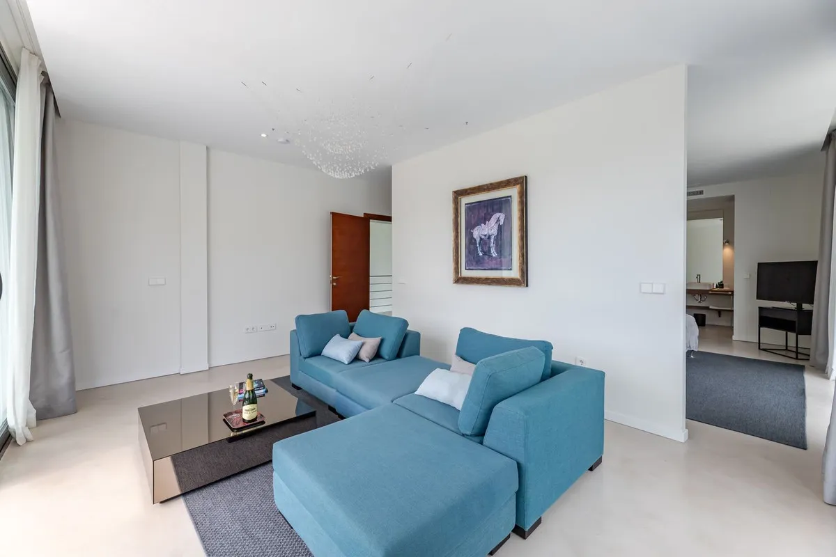 8a115f6e-dcb4-41c4-ba08-974b6a338963