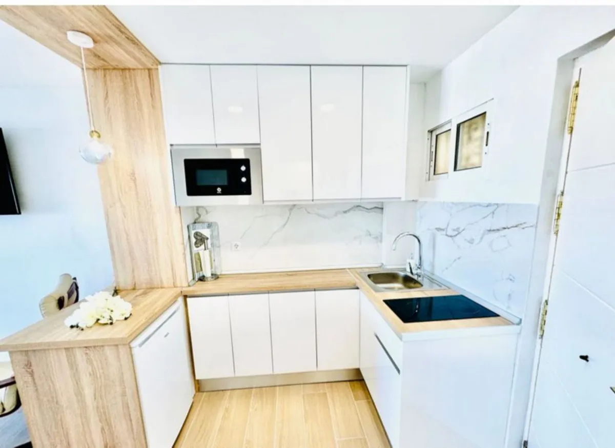 Modern Studio with Sea Views & Tourist License