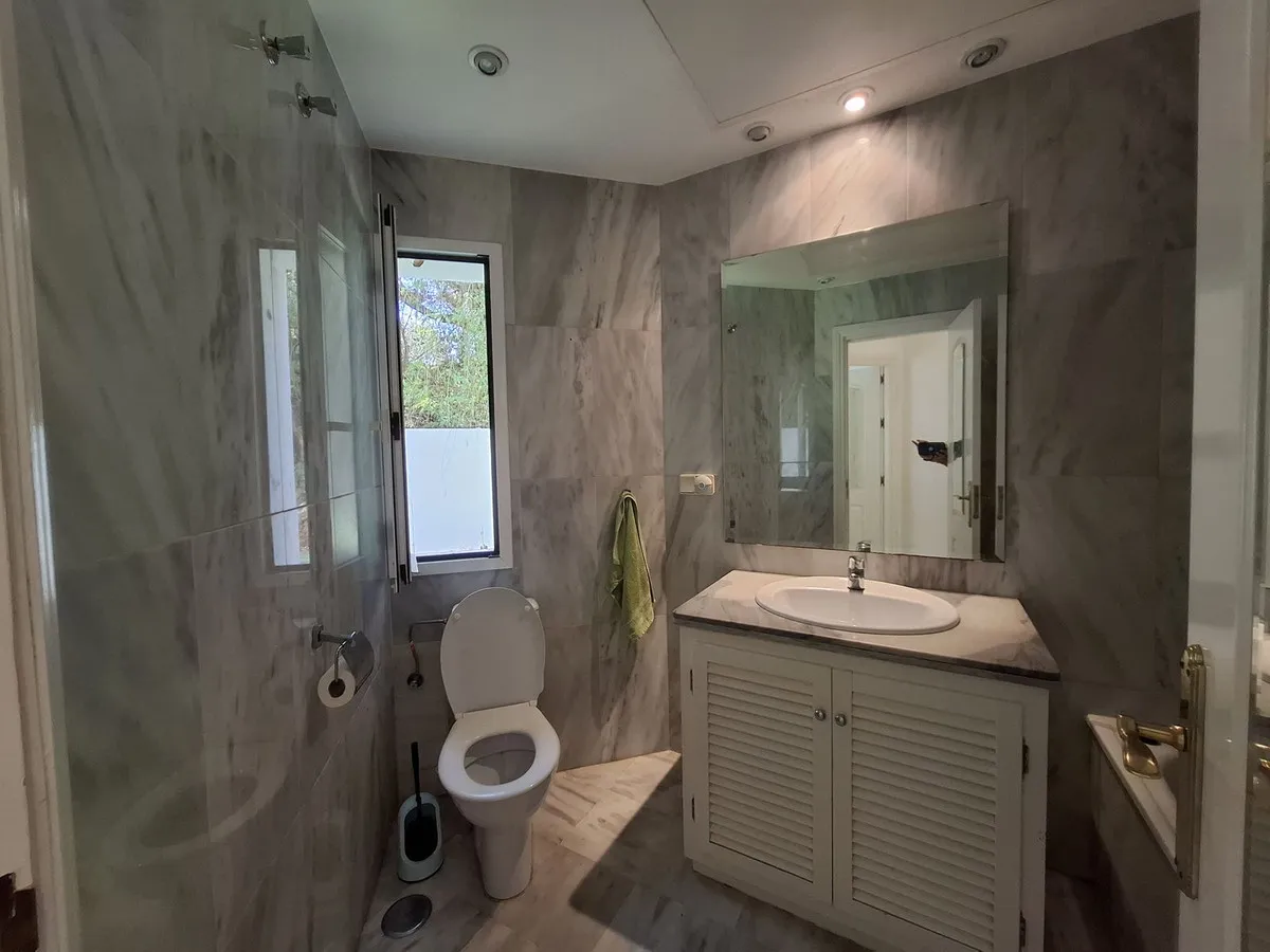 8f2ff233-3f77-4126-a203-652e92dc2b44