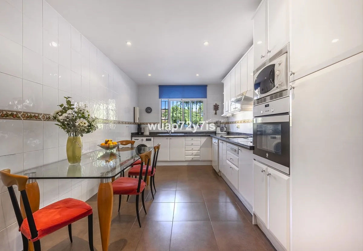 1b9888e3-01b5-4a0e-8b40-9163c8b4009c