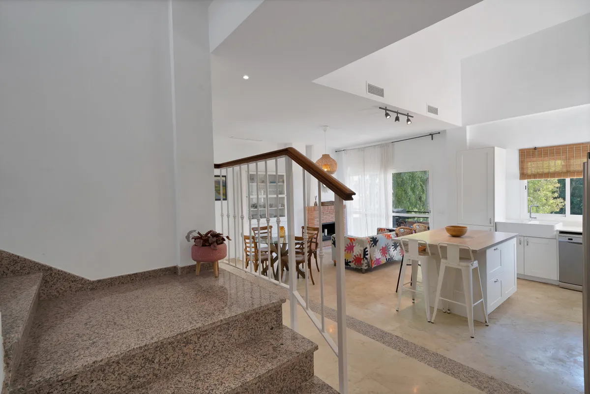 3fbf93f1-48f1-459b-8926-9edda300d464