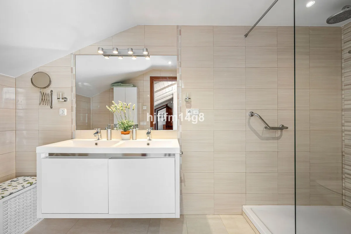 c9cb9c12-71f8-4880-81ad-efd1721c2876