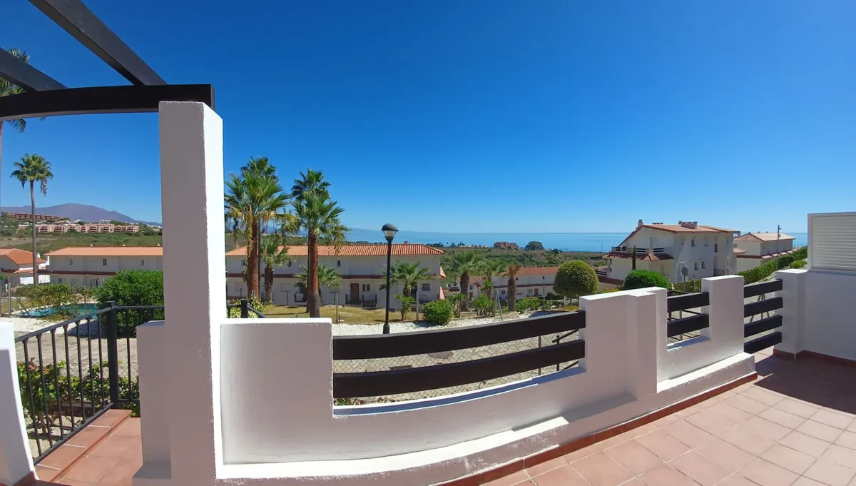 Seaview Retreat: Stylish 2-BR Apartment in Estepona