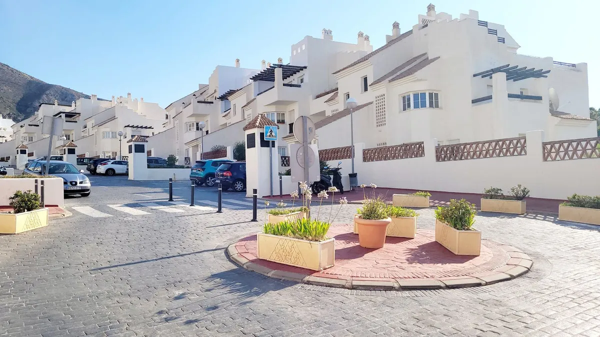 e5ee35ce-4914-4c12-838d-691251f6f292