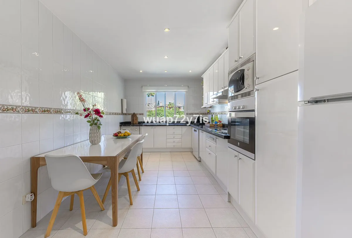 f8fa0772-dbce-4fa4-b2fa-a5282281b1af