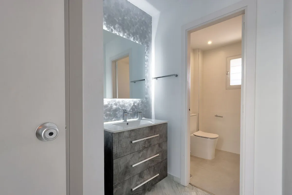 f7aafcfa-b924-43a3-8cac-ddd6df38be8a