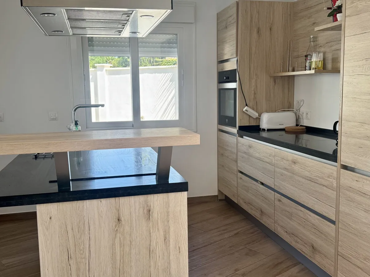 1e008341-3076-4053-96ea-8b9605c3a33a