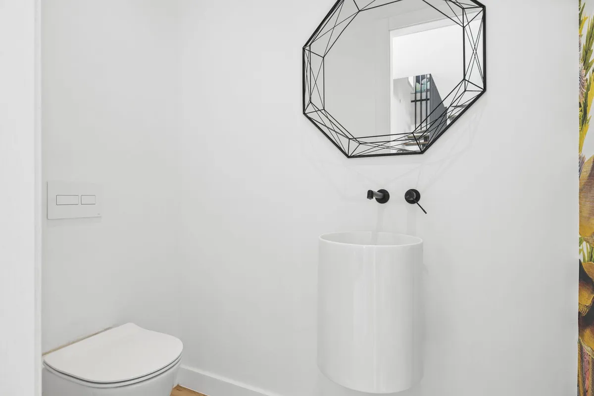 e6d21438-8c30-415d-892b-237a67b5b9df