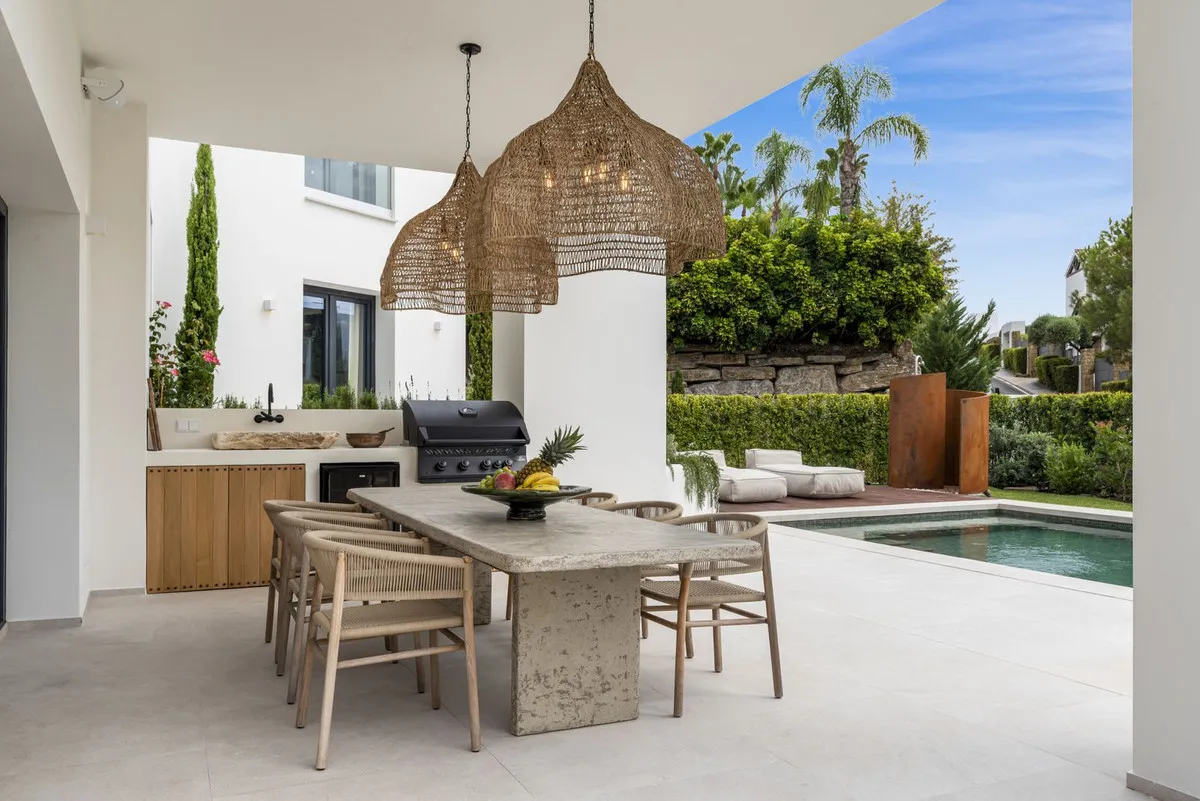 f86a532b-7c4c-4a8f-b4bd-6c44783e6549