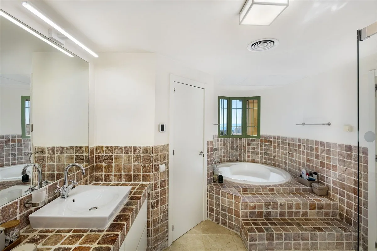 99095723-5991-41d5-ae31-ccf87d151c5b