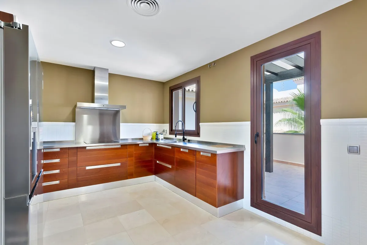 e9ba7183-a148-4ea1-a163-429a6c741b85