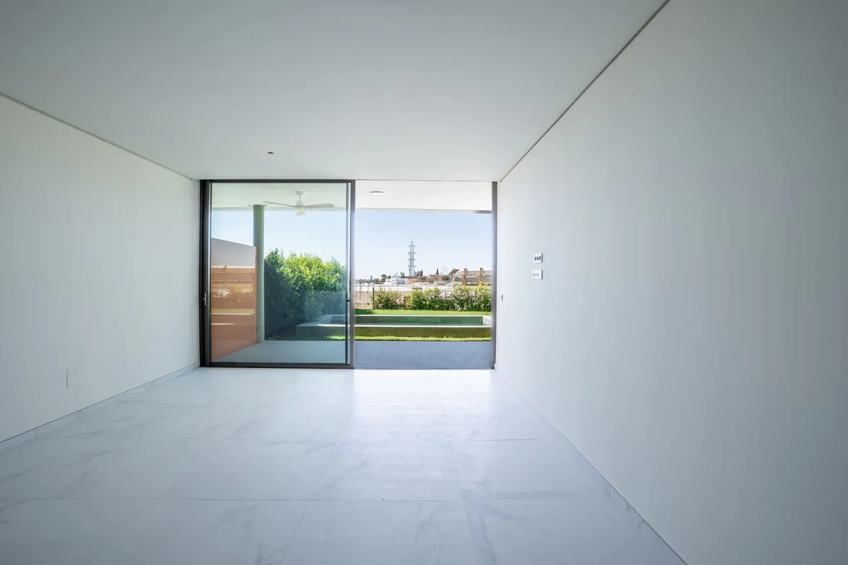 92f15d14-2927-40c0-8e78-c3da9201336f