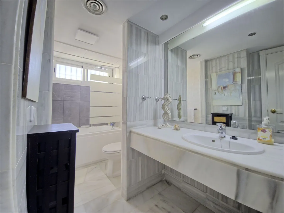 a8a006f5-05ff-44dd-9bab-c6c2e40ac17c