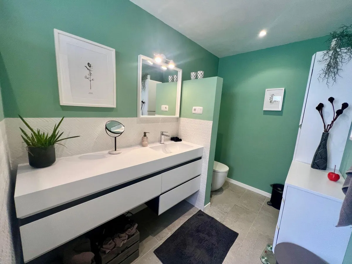 f33c4ca4-db79-404e-a324-d8774b847f87